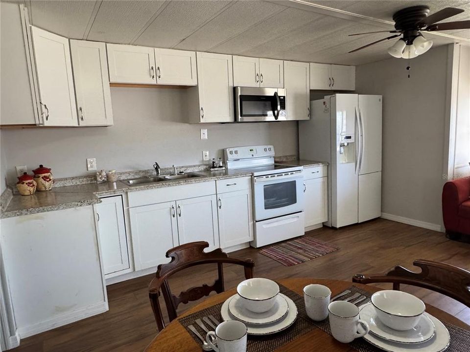 合同活跃: $120,000 (2 贝兹, 2 浴室, 424 平方英尺)