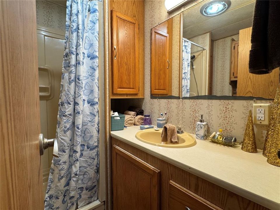 合同活跃: $120,000 (2 贝兹, 2 浴室, 424 平方英尺)