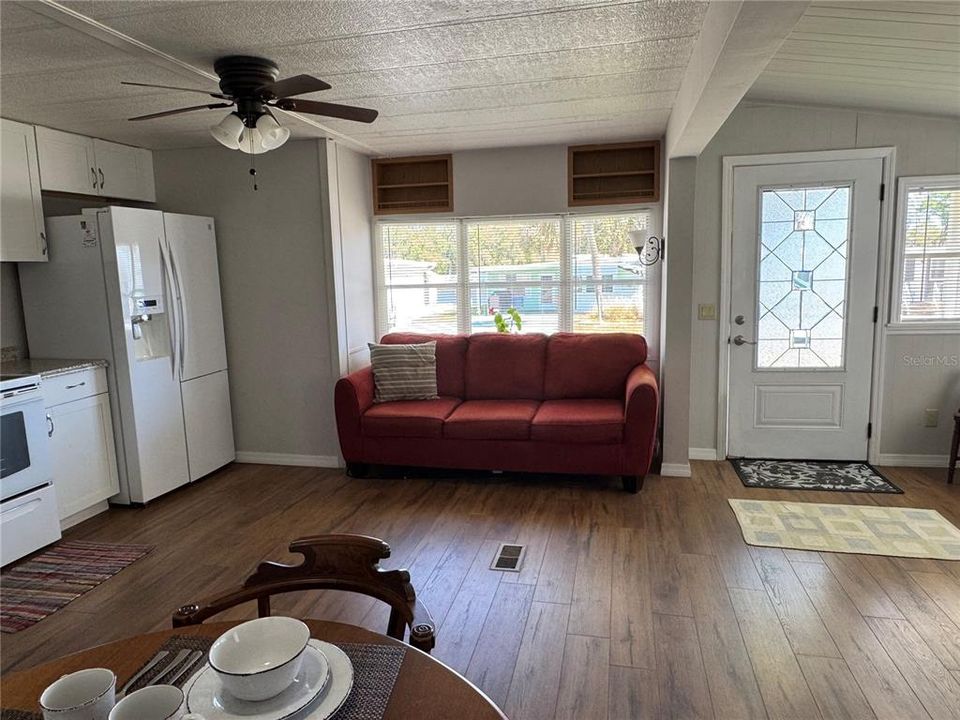 合同活跃: $120,000 (2 贝兹, 2 浴室, 424 平方英尺)