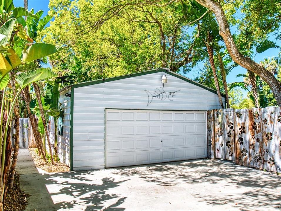 Active With Contract: $899,000 (4 beds, 4 baths, 2360 Square Feet)
