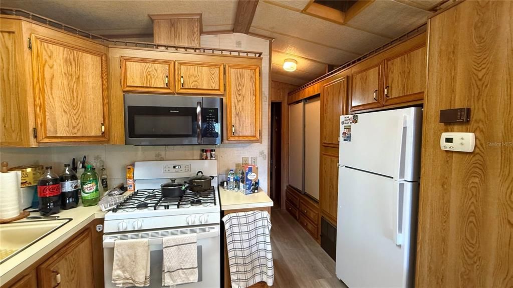 For Sale: $145,000 (1 beds, 1 baths, 409 Square Feet)