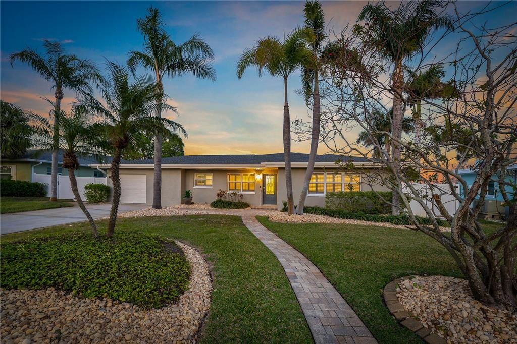 Vendido Recientemente: $1,100,000 (4 camas, 3 baños, 2559 Pies cuadrados)