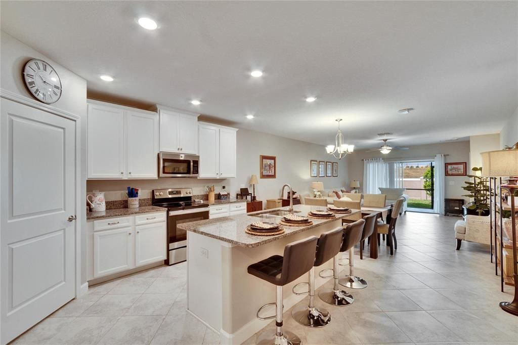 For Sale: $300,000 (2 beds, 2 baths, 1416 Square Feet)