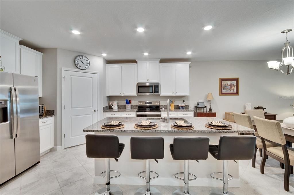 For Sale: $300,000 (2 beds, 2 baths, 1416 Square Feet)