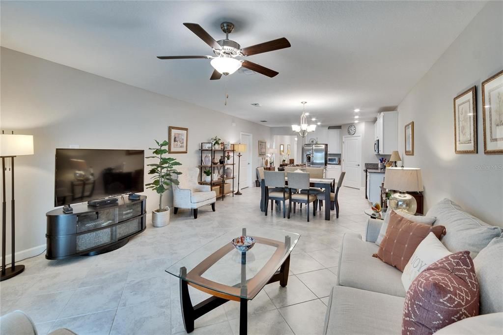 For Sale: $300,000 (2 beds, 2 baths, 1416 Square Feet)