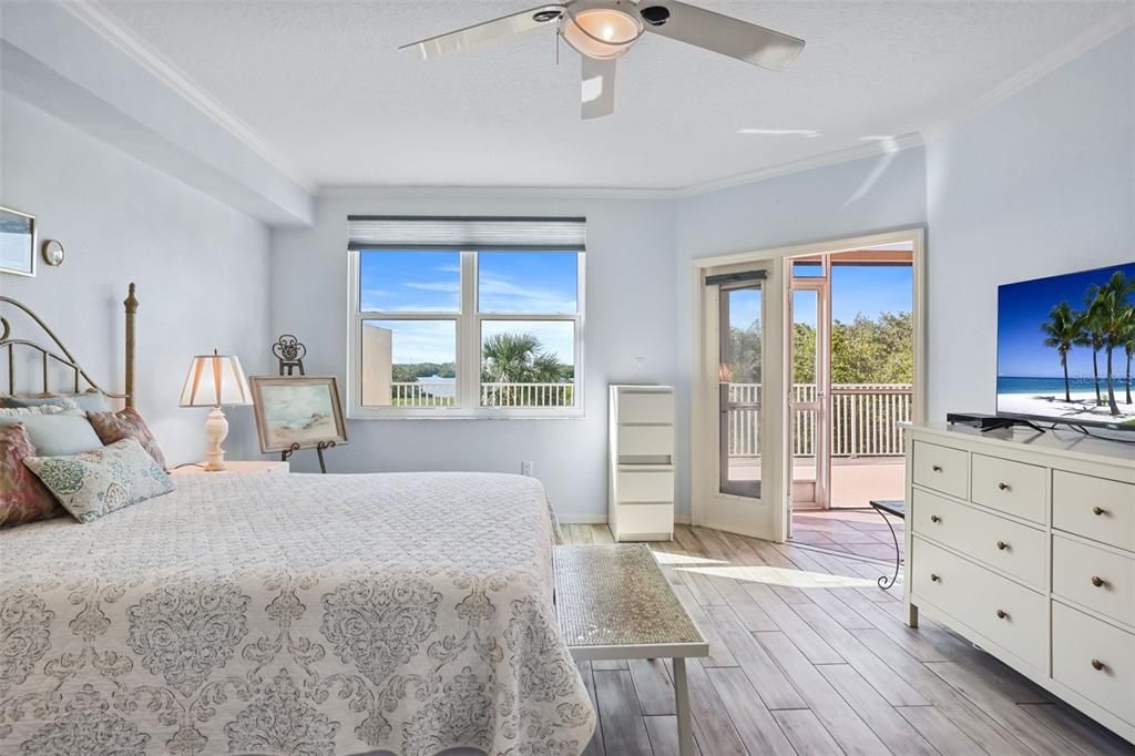 合同活跃: $443,500 (3 贝兹, 2 浴室, 1801 平方英尺)