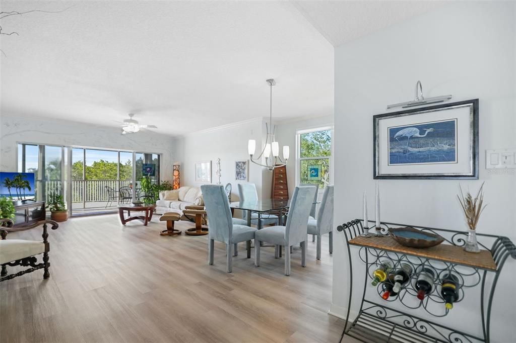 合同活跃: $443,500 (3 贝兹, 2 浴室, 1801 平方英尺)