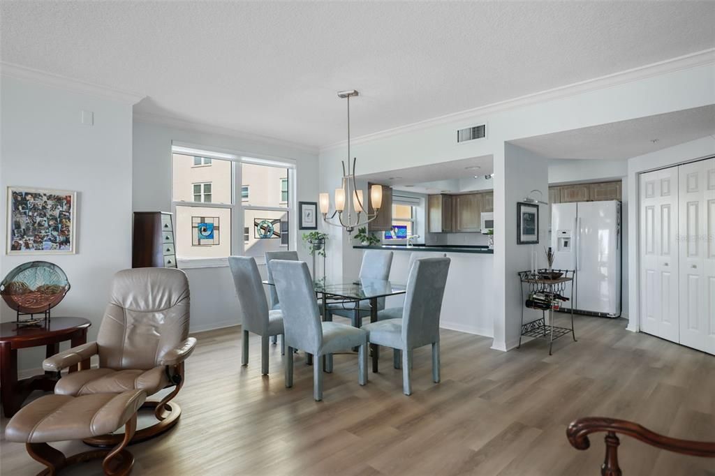 合同活跃: $443,500 (3 贝兹, 2 浴室, 1801 平方英尺)