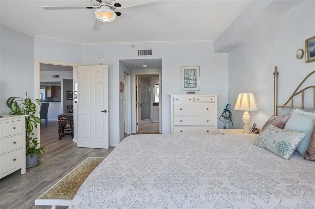 合同活跃: $443,500 (3 贝兹, 2 浴室, 1801 平方英尺)