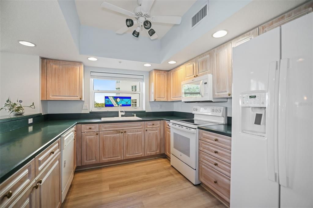 合同活跃: $443,500 (3 贝兹, 2 浴室, 1801 平方英尺)