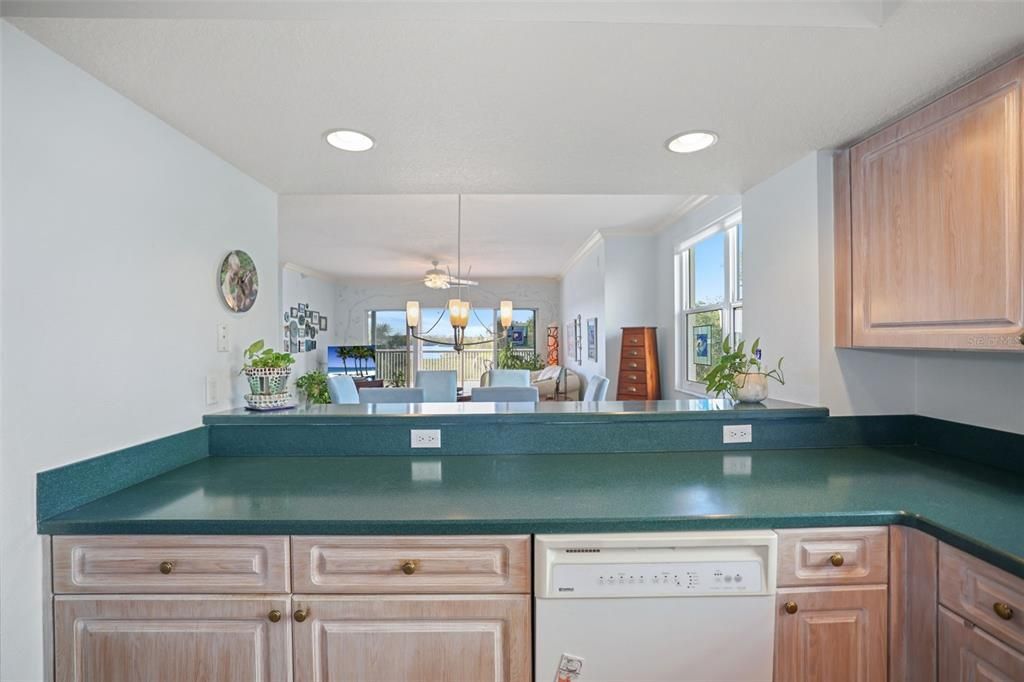 合同活跃: $443,500 (3 贝兹, 2 浴室, 1801 平方英尺)