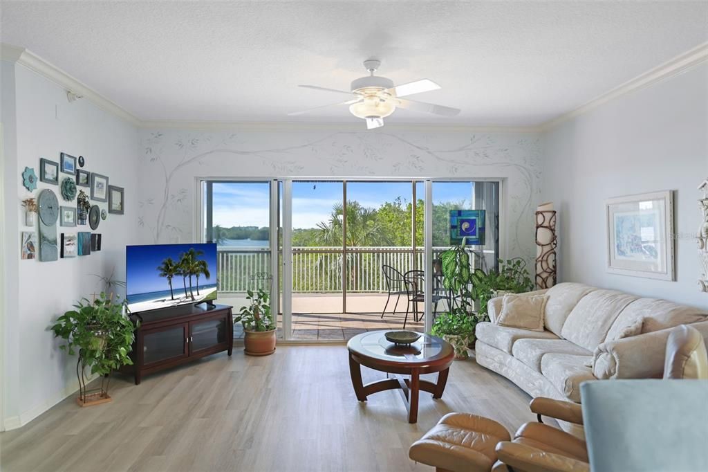 合同活跃: $443,500 (3 贝兹, 2 浴室, 1801 平方英尺)