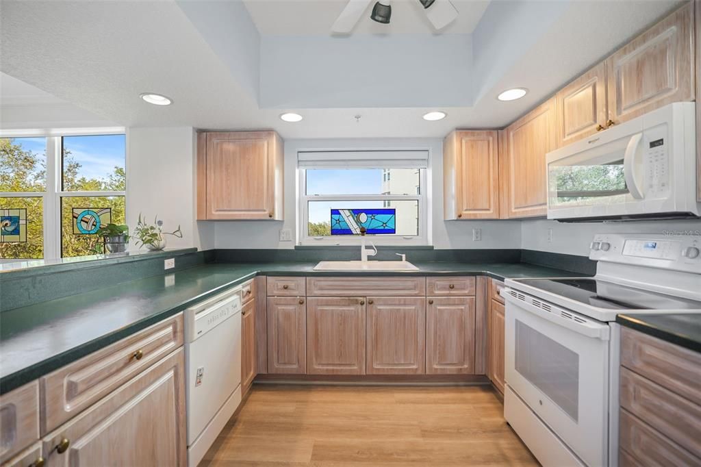 合同活跃: $443,500 (3 贝兹, 2 浴室, 1801 平方英尺)