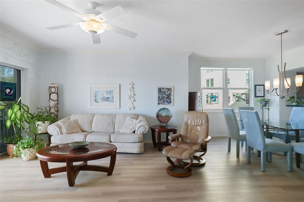 合同活跃: $443,500 (3 贝兹, 2 浴室, 1801 平方英尺)