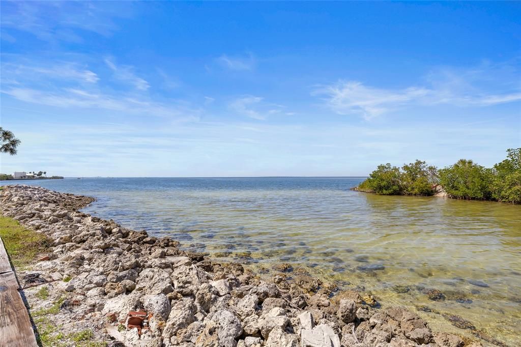 For Sale: $349,999 (2 beds, 2 baths, 968 Square Feet)