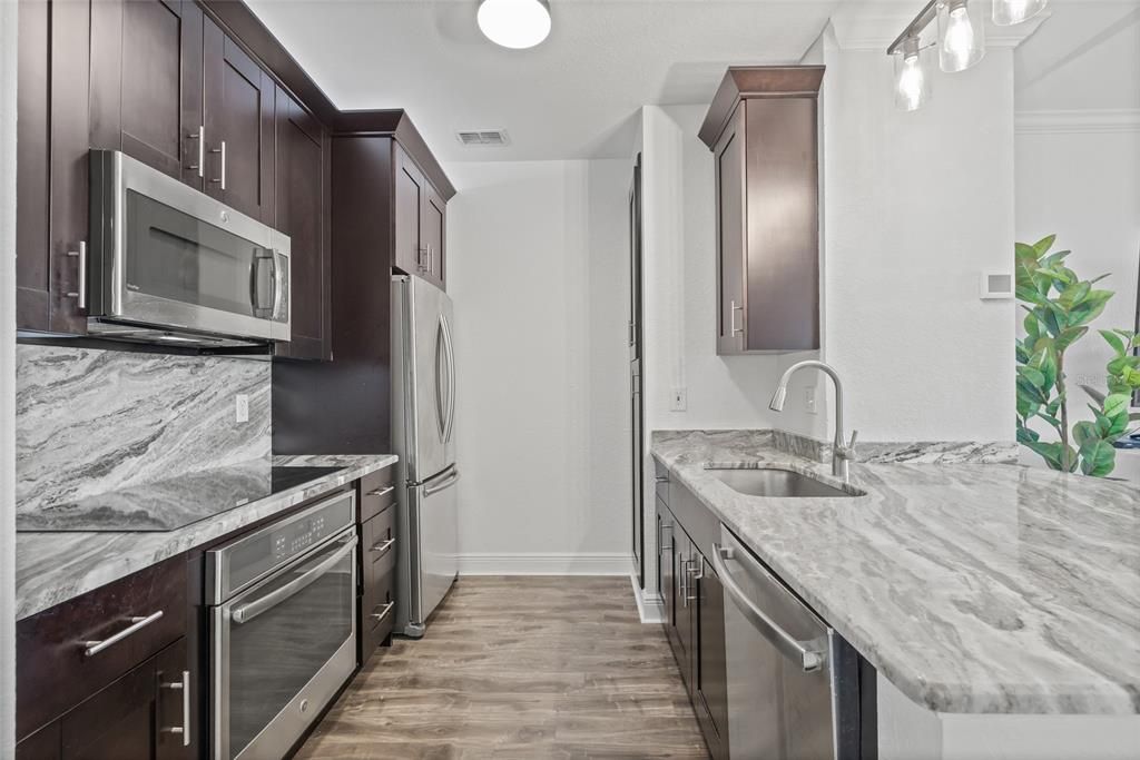 For Sale: $349,999 (2 beds, 2 baths, 968 Square Feet)