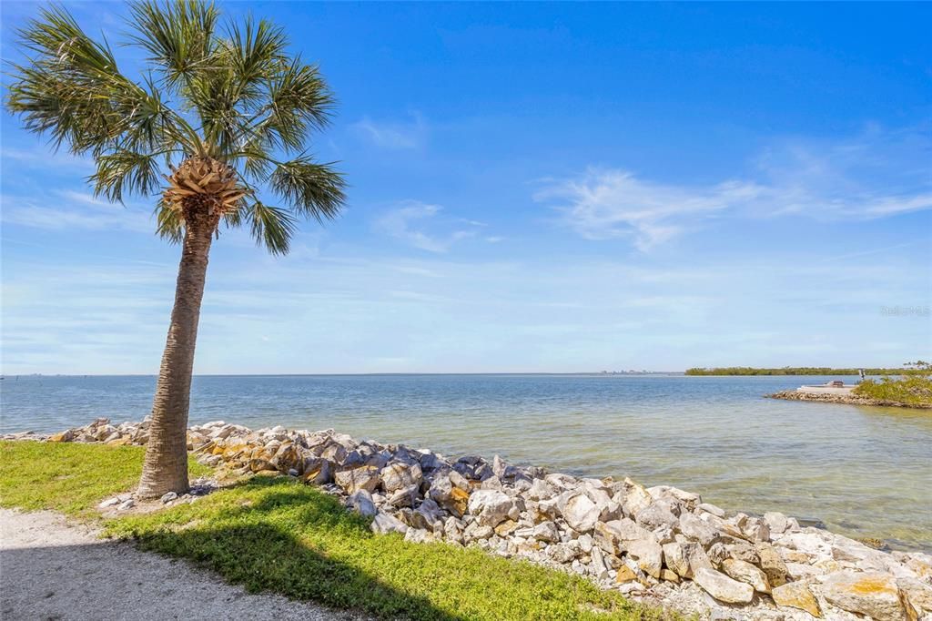 For Sale: $349,999 (2 beds, 2 baths, 968 Square Feet)