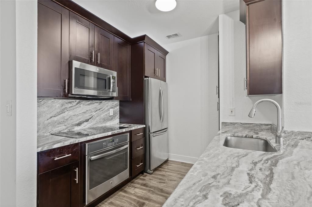 For Sale: $349,999 (2 beds, 2 baths, 968 Square Feet)