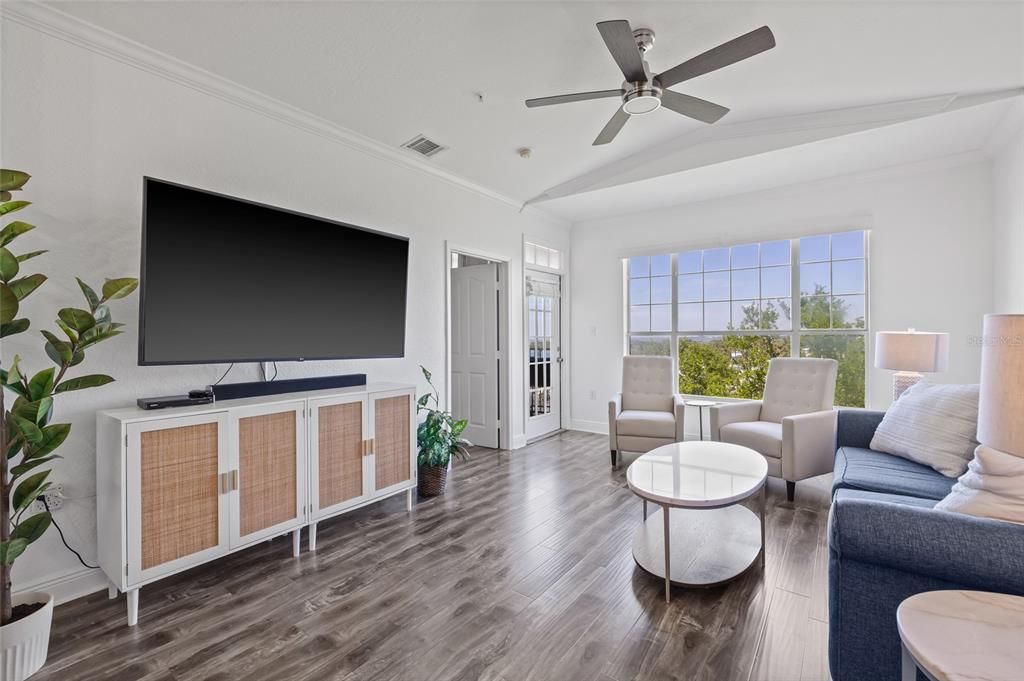 For Sale: $349,999 (2 beds, 2 baths, 968 Square Feet)