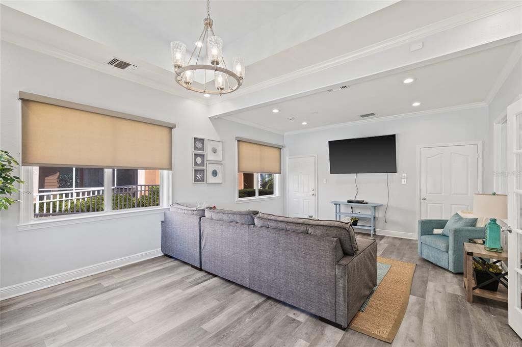 For Sale: $349,999 (2 beds, 2 baths, 968 Square Feet)