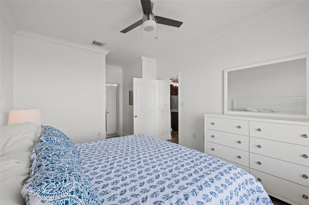 For Sale: $349,999 (2 beds, 2 baths, 968 Square Feet)