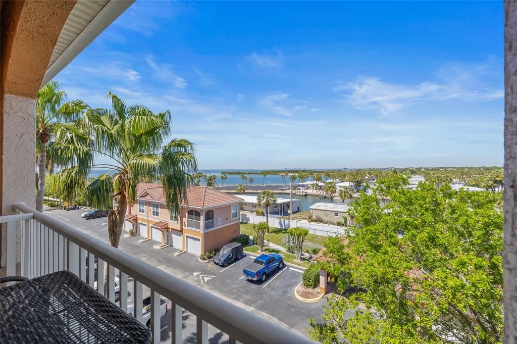 For Sale: $349,999 (2 beds, 2 baths, 968 Square Feet)