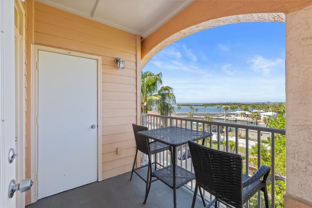 For Sale: $349,999 (2 beds, 2 baths, 968 Square Feet)