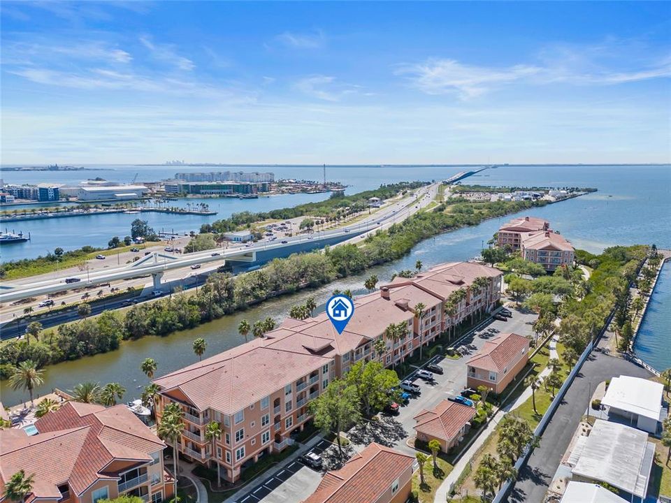 For Sale: $349,999 (2 beds, 2 baths, 968 Square Feet)