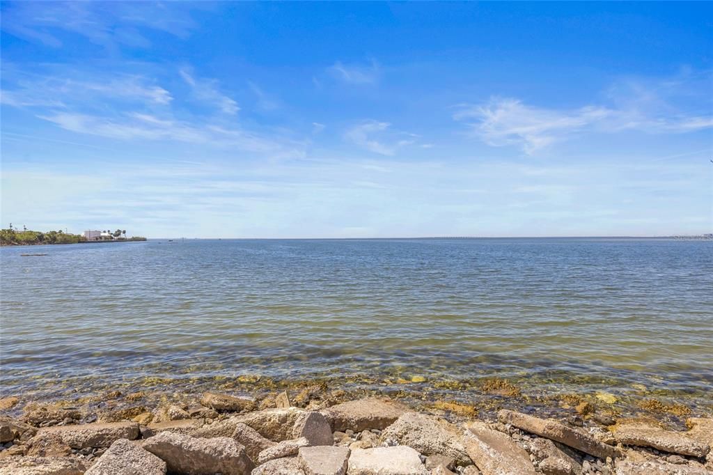 For Sale: $349,999 (2 beds, 2 baths, 968 Square Feet)