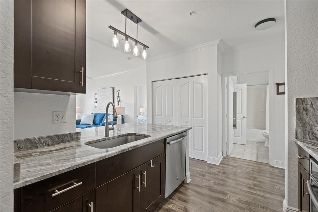 For Sale: $349,999 (2 beds, 2 baths, 968 Square Feet)