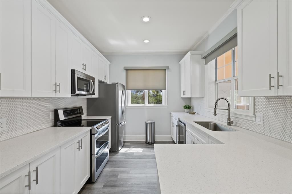 For Sale: $349,999 (2 beds, 2 baths, 968 Square Feet)