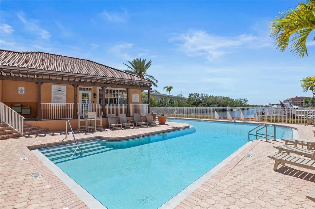 For Sale: $349,999 (2 beds, 2 baths, 968 Square Feet)