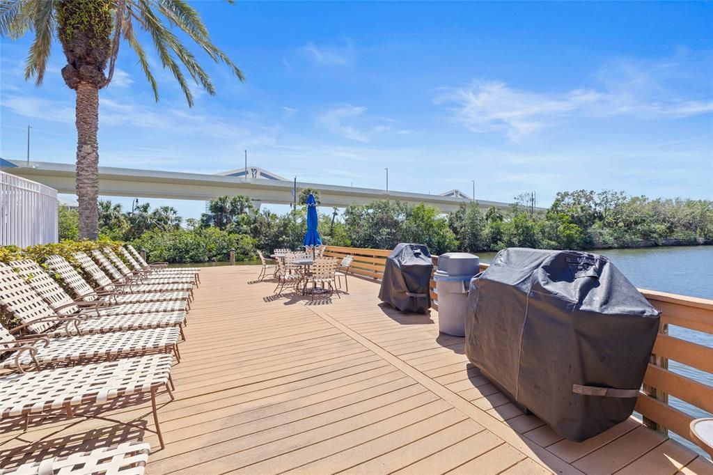 For Sale: $349,999 (2 beds, 2 baths, 968 Square Feet)