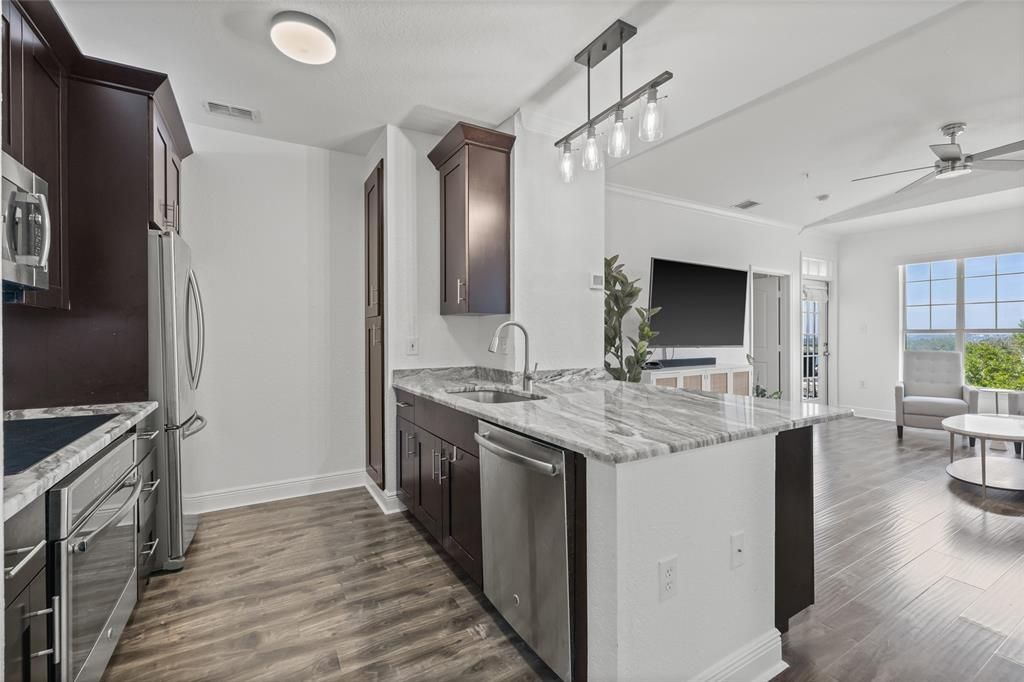 For Sale: $349,999 (2 beds, 2 baths, 968 Square Feet)