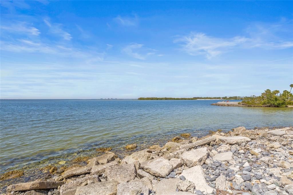 For Sale: $349,999 (2 beds, 2 baths, 968 Square Feet)