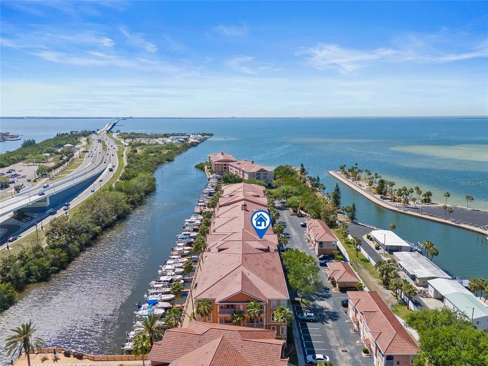 For Sale: $349,999 (2 beds, 2 baths, 968 Square Feet)