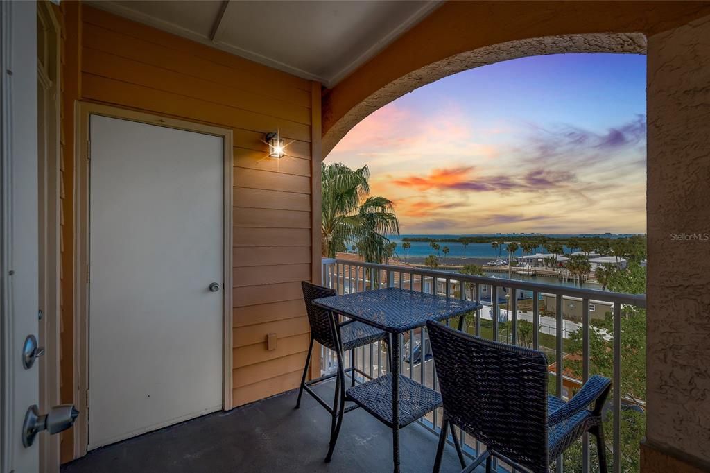 For Sale: $349,999 (2 beds, 2 baths, 968 Square Feet)