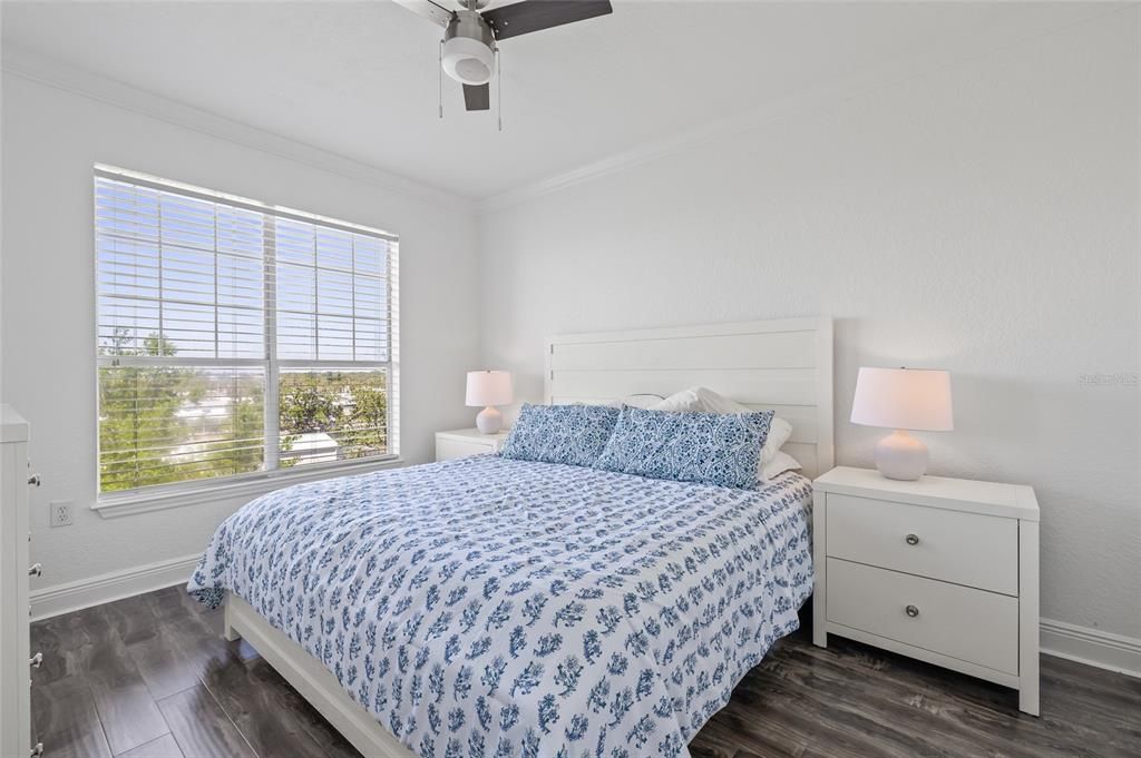 For Sale: $349,999 (2 beds, 2 baths, 968 Square Feet)