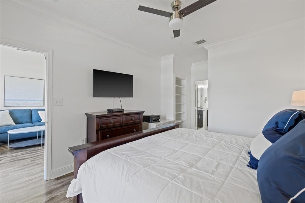 For Sale: $349,999 (2 beds, 2 baths, 968 Square Feet)