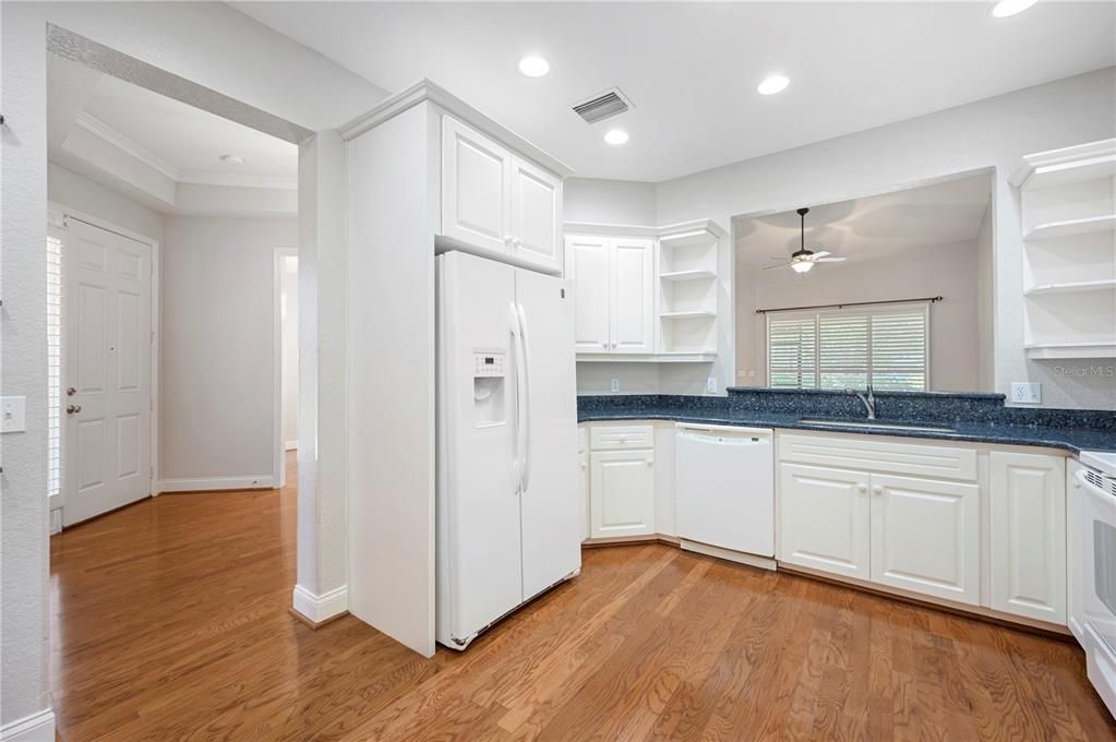 合同活跃: $320,000 (3 贝兹, 2 浴室, 1480 平方英尺)