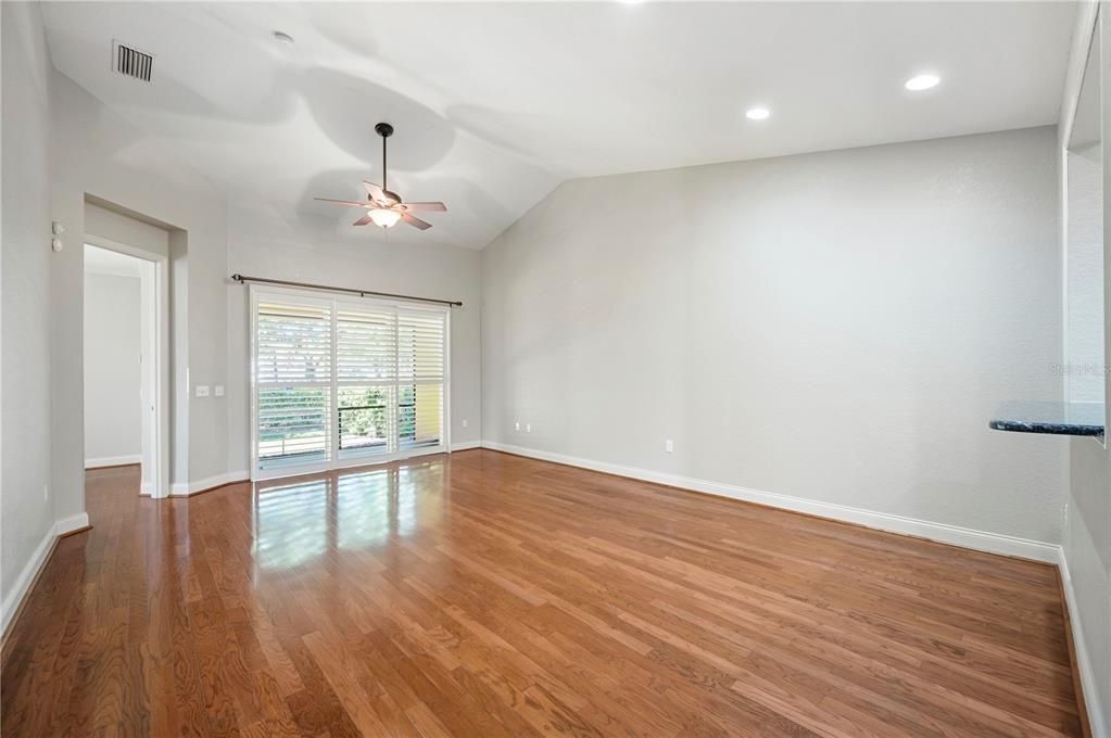 合同活跃: $320,000 (3 贝兹, 2 浴室, 1480 平方英尺)