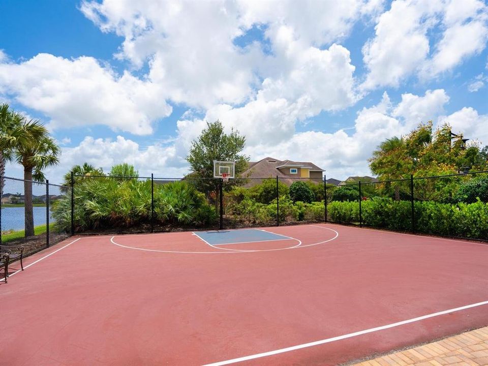 合同活跃: $1,325,000 (6 贝兹, 4 浴室, 4331 平方英尺)