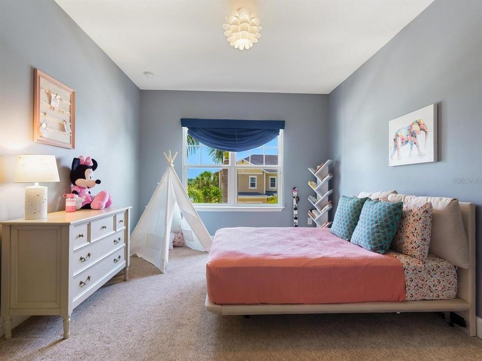 合同活跃: $1,325,000 (6 贝兹, 4 浴室, 4331 平方英尺)