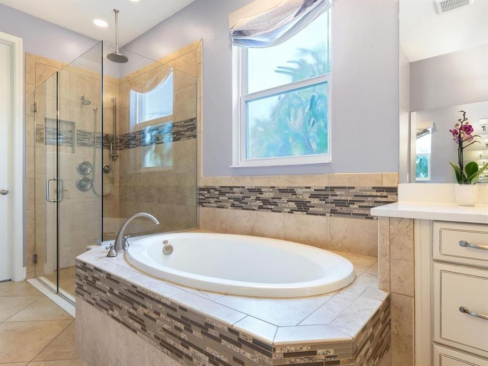 合同活跃: $1,325,000 (6 贝兹, 4 浴室, 4331 平方英尺)