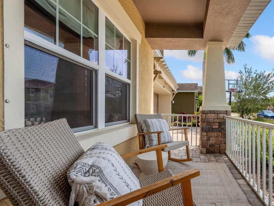 合同活跃: $1,325,000 (6 贝兹, 4 浴室, 4331 平方英尺)