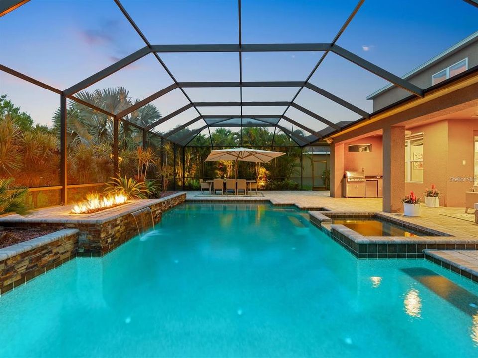 合同活跃: $1,325,000 (6 贝兹, 4 浴室, 4331 平方英尺)