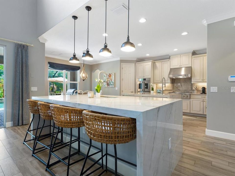 合同活跃: $1,325,000 (6 贝兹, 4 浴室, 4331 平方英尺)