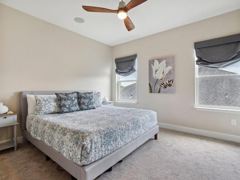 合同活跃: $1,325,000 (6 贝兹, 4 浴室, 4331 平方英尺)