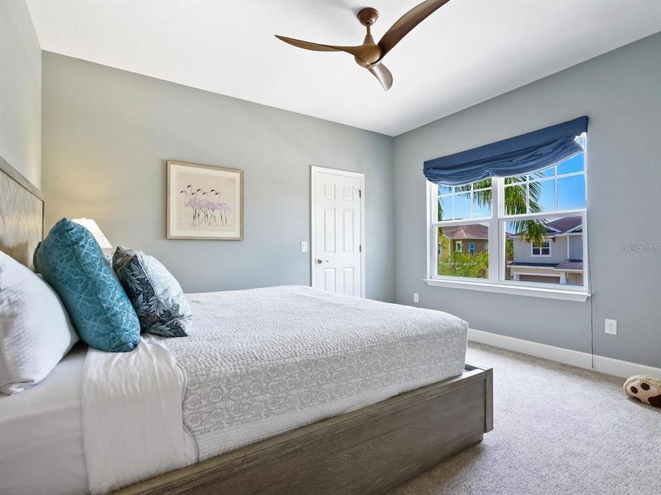 合同活跃: $1,325,000 (6 贝兹, 4 浴室, 4331 平方英尺)