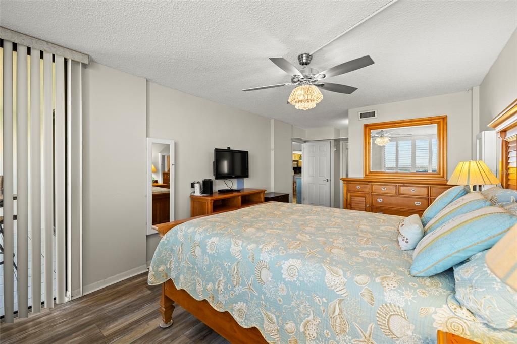 For Sale: $420,000 (2 beds, 2 baths, 1160 Square Feet)